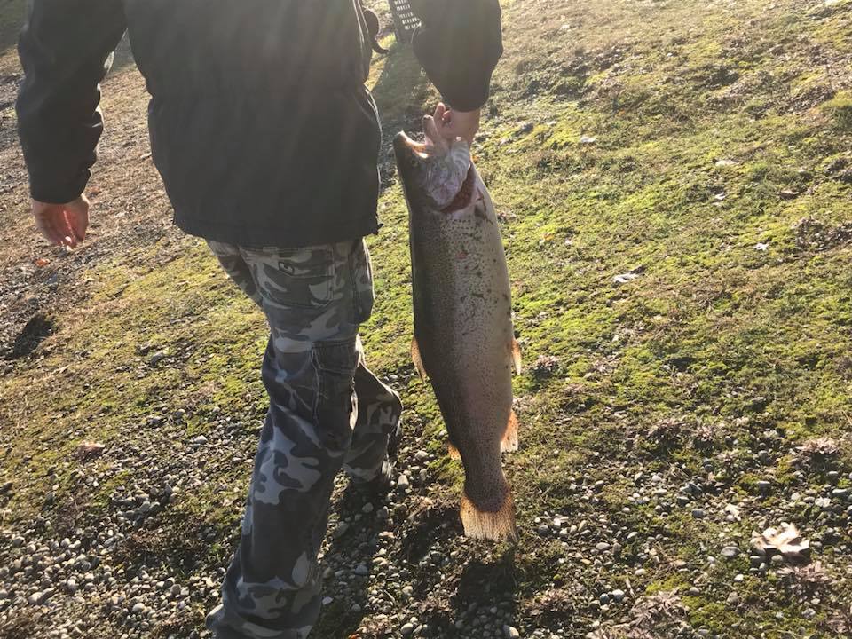 Un pescatore con un pesce appena pescato