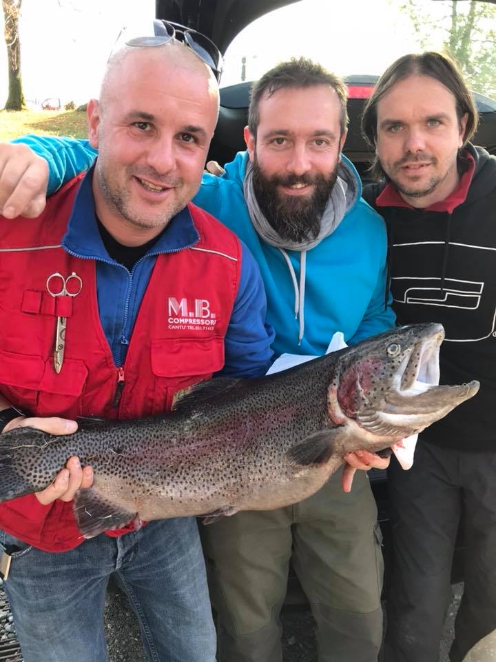 Tre pescatori con un pesce