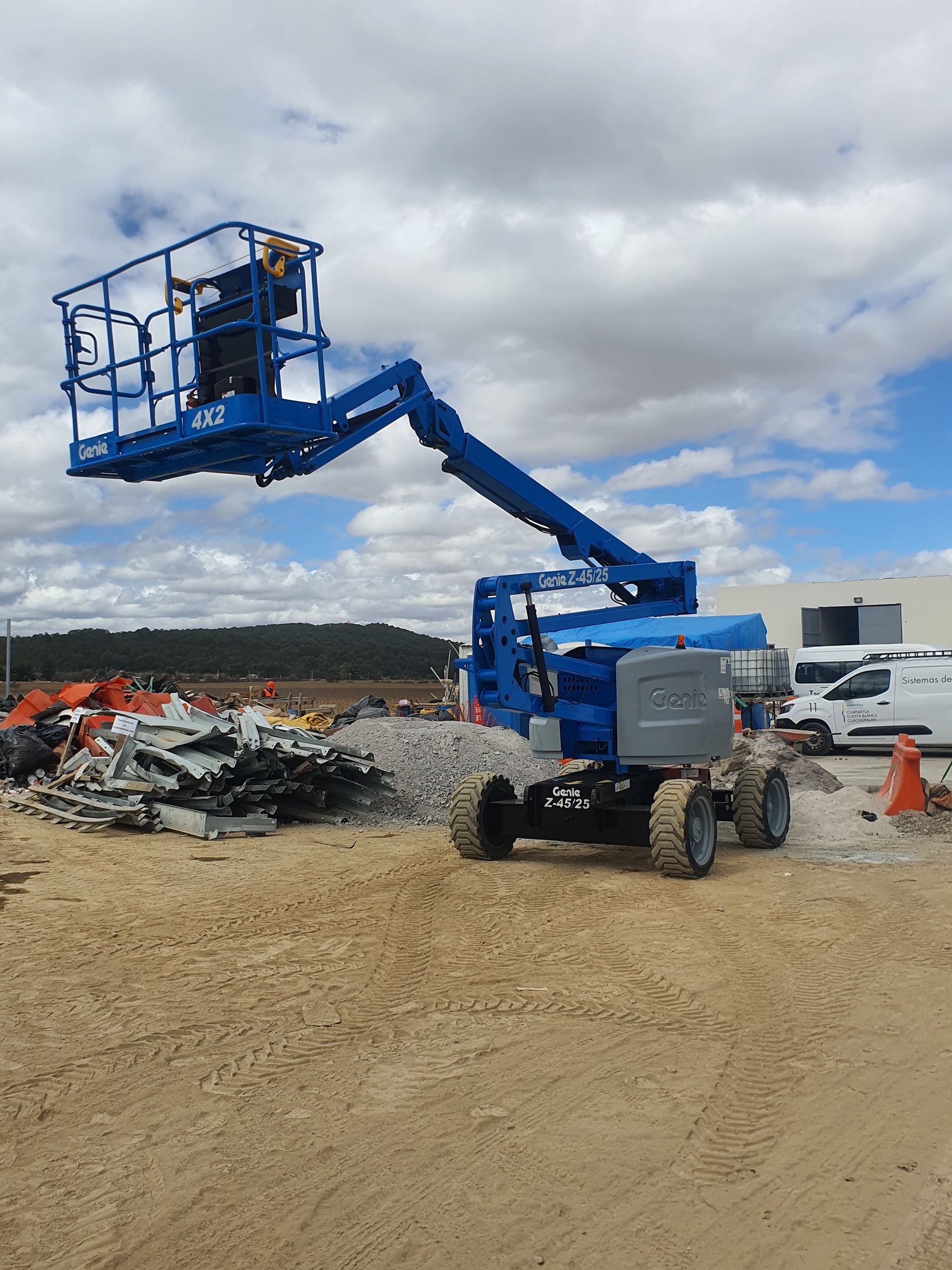 Equipo certificado preparando una maniobra de elevación con grúa todo terreno