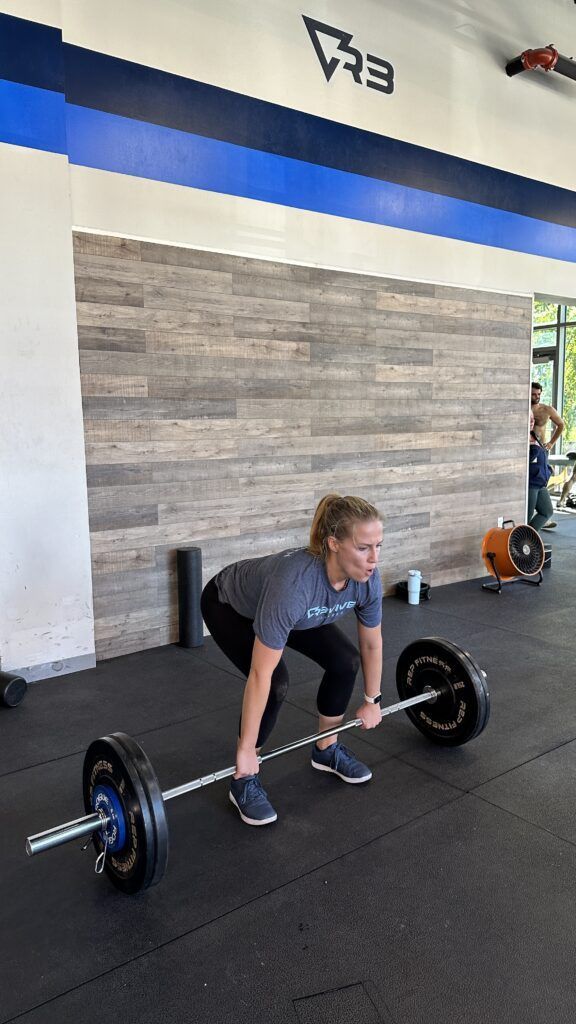 A member performing a clean from off the floor, in her set up position.
