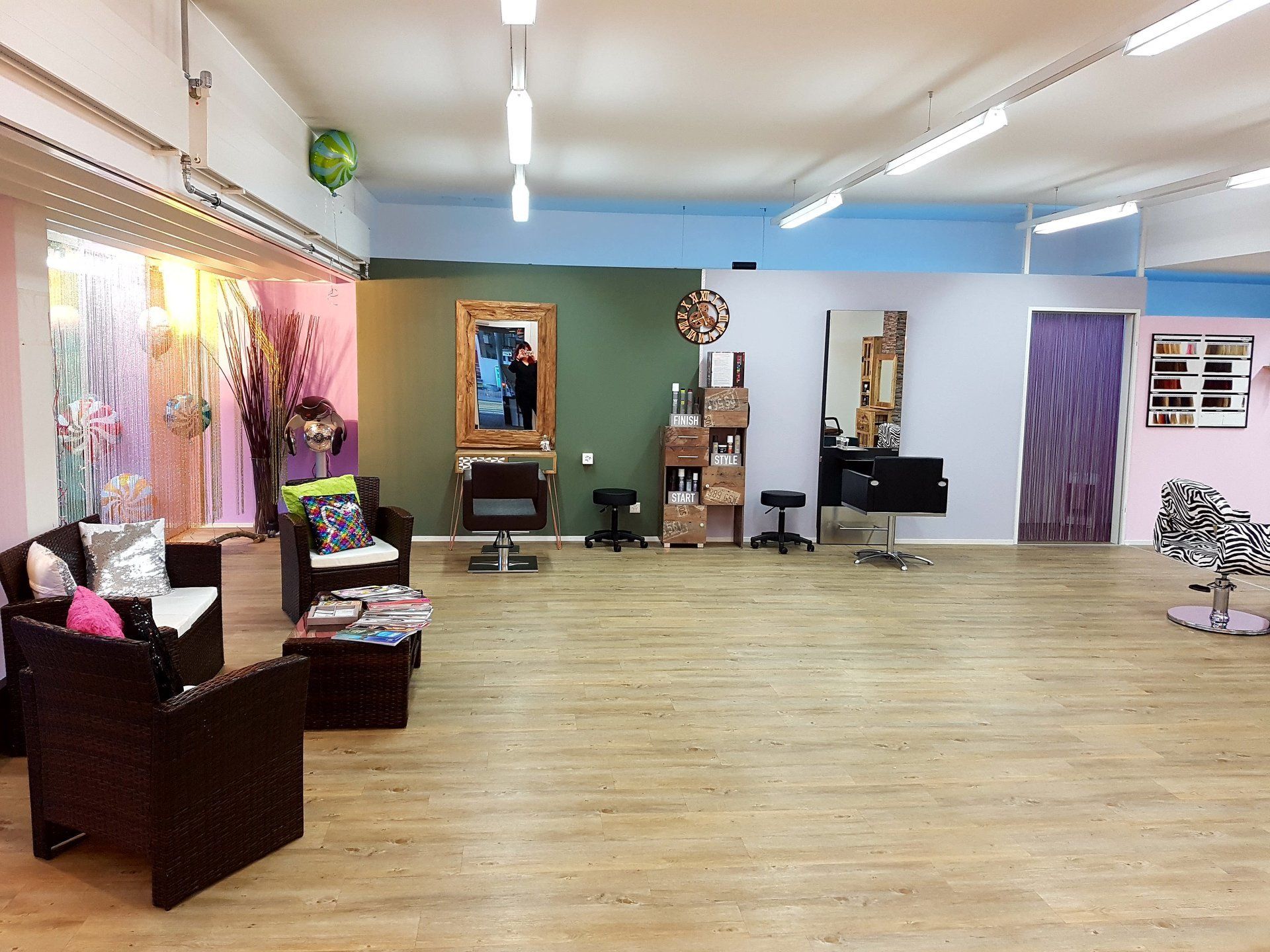 Ein großer Raum mit Holzböden und Stühlen darin