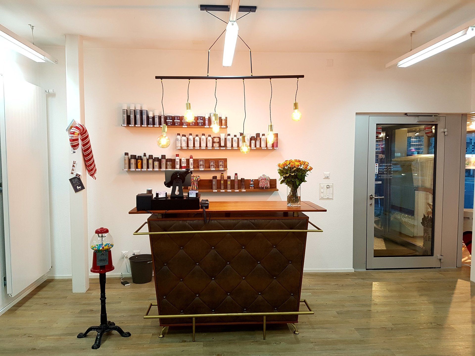 Ein Raum mit einer Theke und einem Kaugummiautomaten