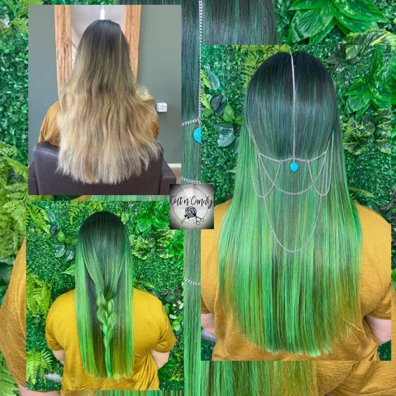 Eine Frau mit langen grünen Haaren trägt ein gelbes Hemd.