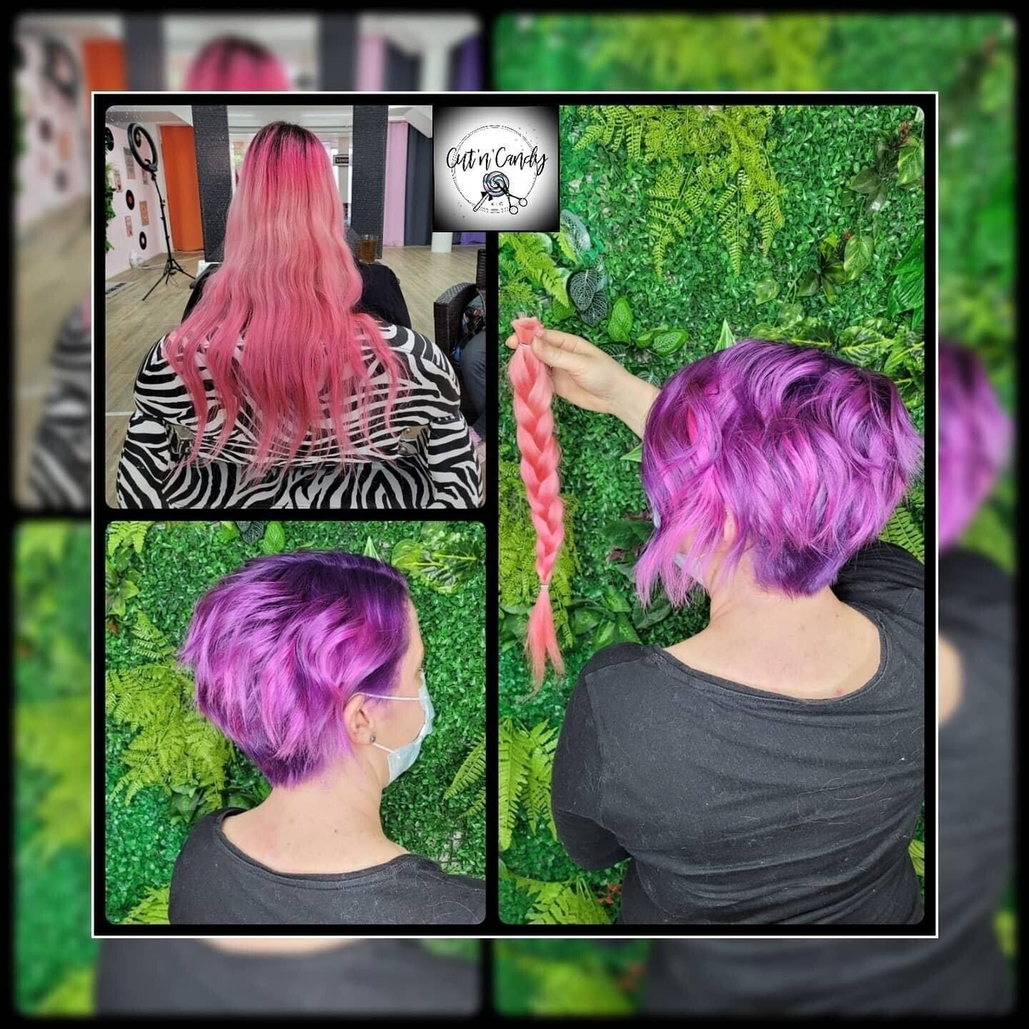 Eine Frau mit lila Haaren hält einen Zopf in der Hand.