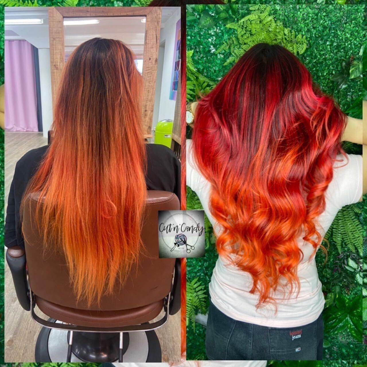 Eine Frau mit langen roten Haaren sitzt auf einem Stuhl.