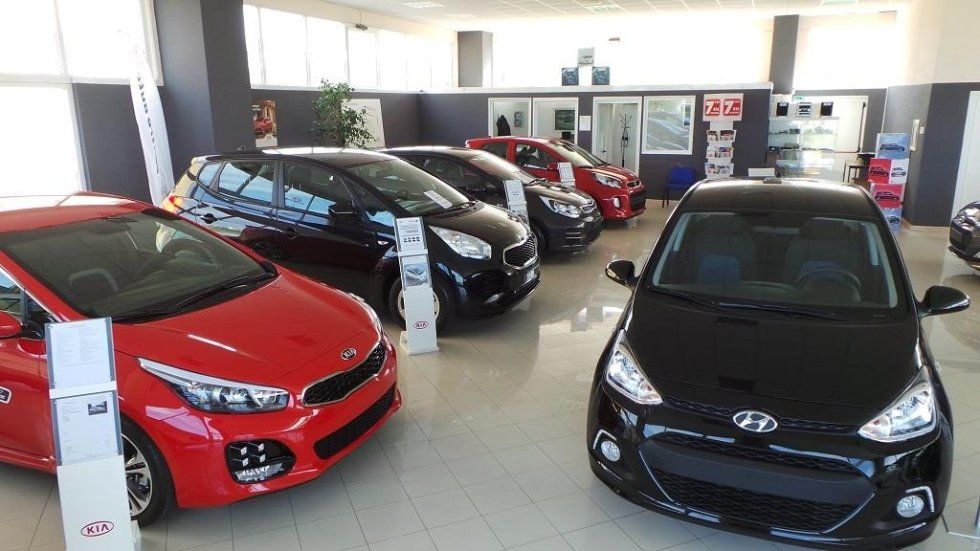 automobili in esposizione presso la concessionaria