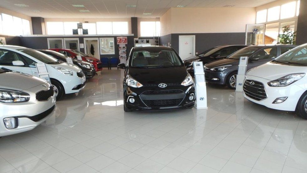 auto nera in esposizione