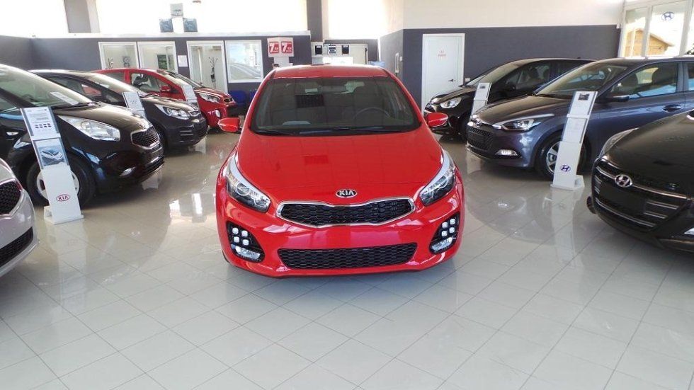 auto Kia rossa