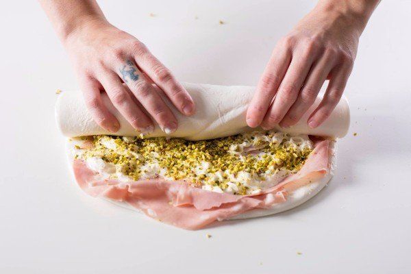 Preparazione di una piadina con mozzarella artigianale