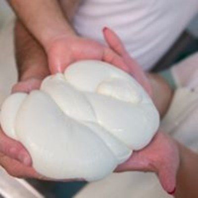 Produzione artigianale di mozzarella