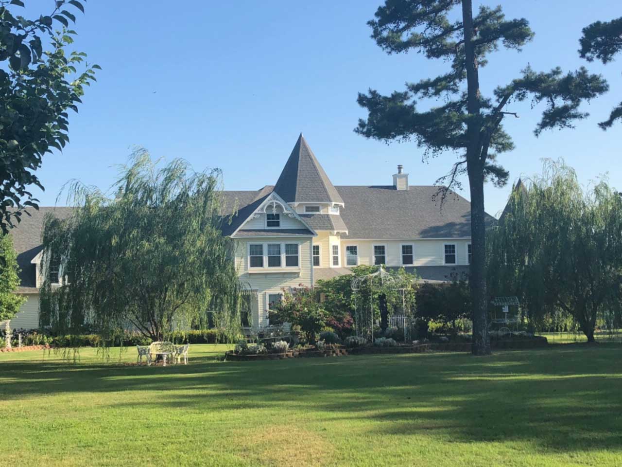 beautiful-home-with-peaked-roof-installed-by-keiths-roofing-in-hot-springs-village