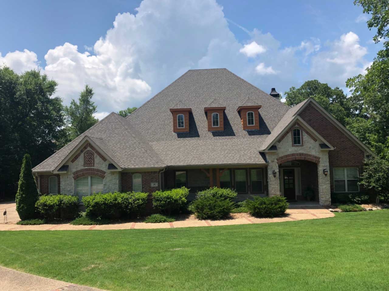 new-home-wioth-composite-shingles-installed-by-keiths-roofing-in-hot-springs