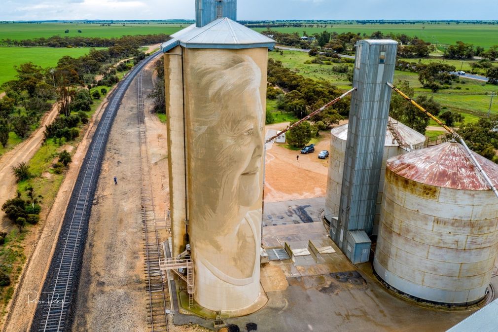 Lascelles silo art