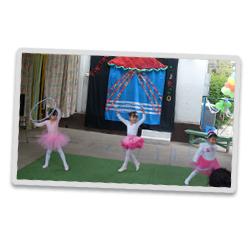 Un grupo de chicas jóvenes están bailando en un escenario.