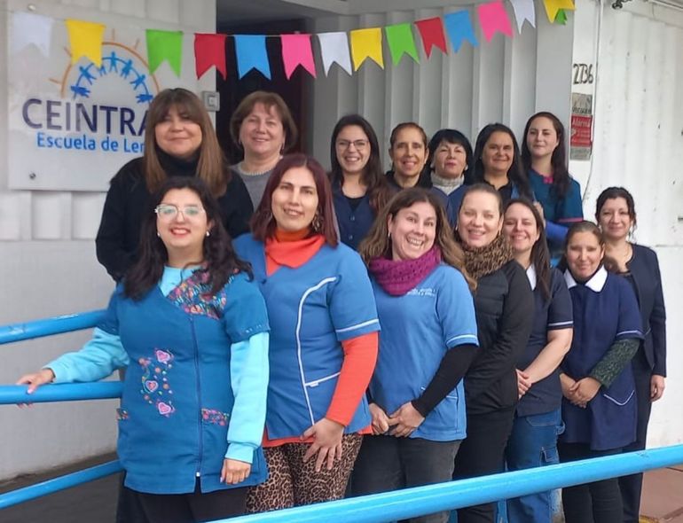 Un collage de imágenes de personas, globos y una bandera.