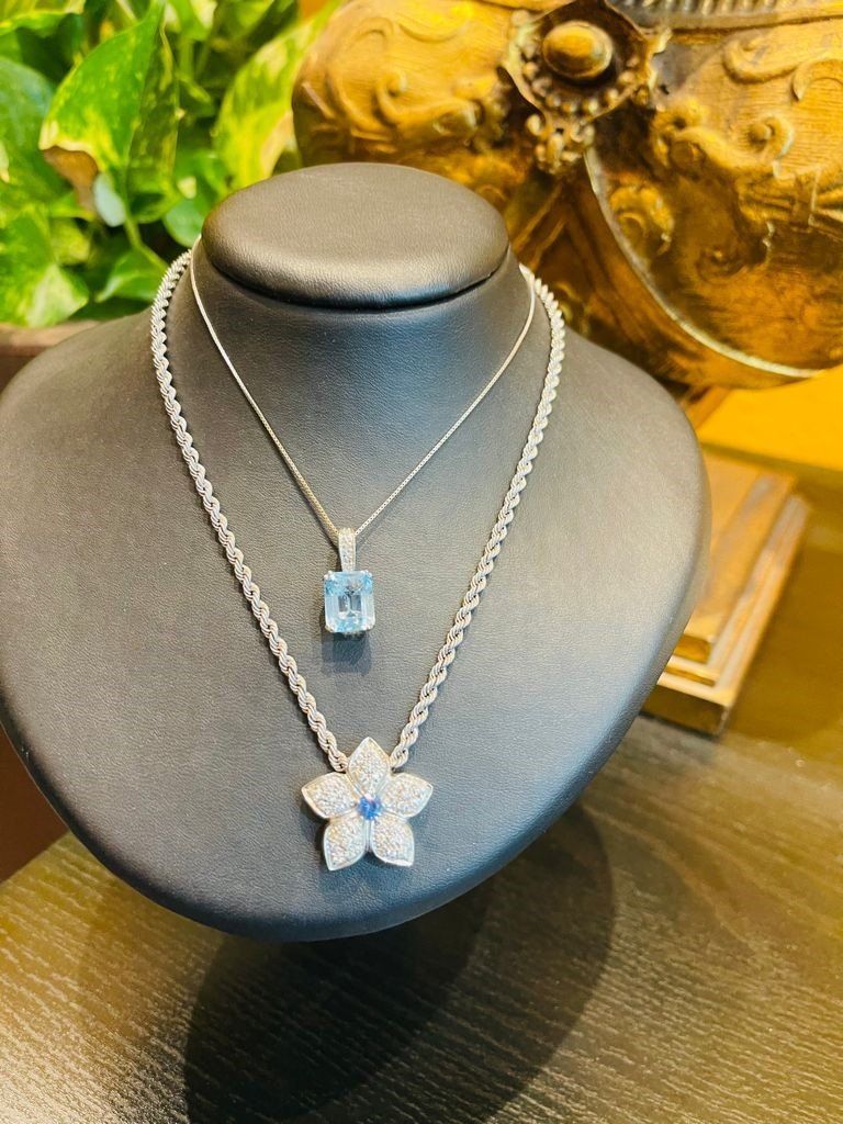 collane con ciondoli di pietre preziose