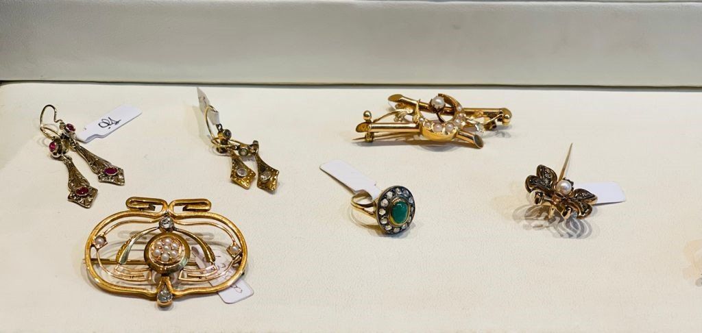 orecchini spille e anelli