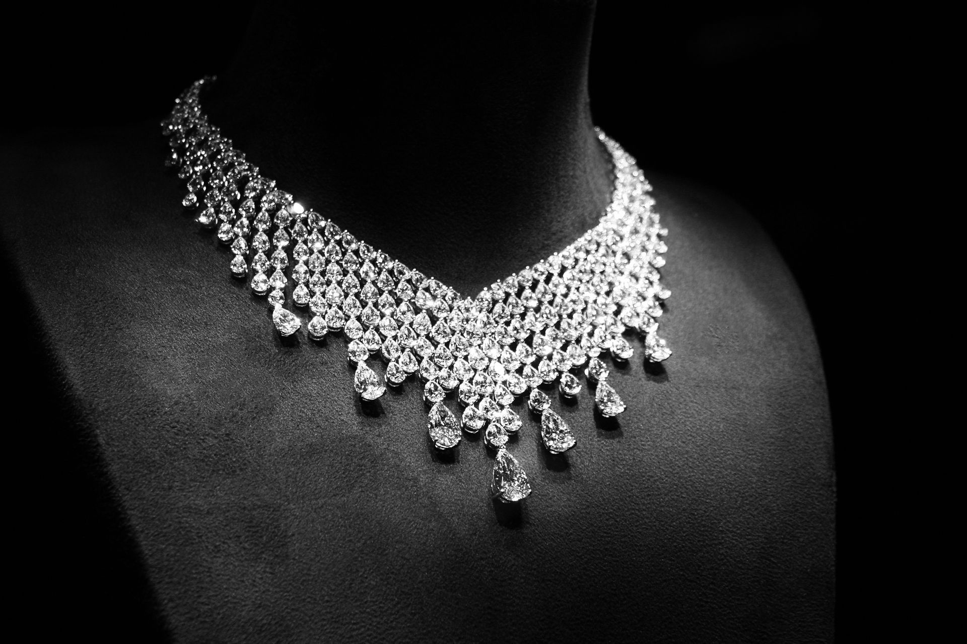 White gold necklace showcasing diamond bridal jewelry, elegantly displayed on a jewelry stand.