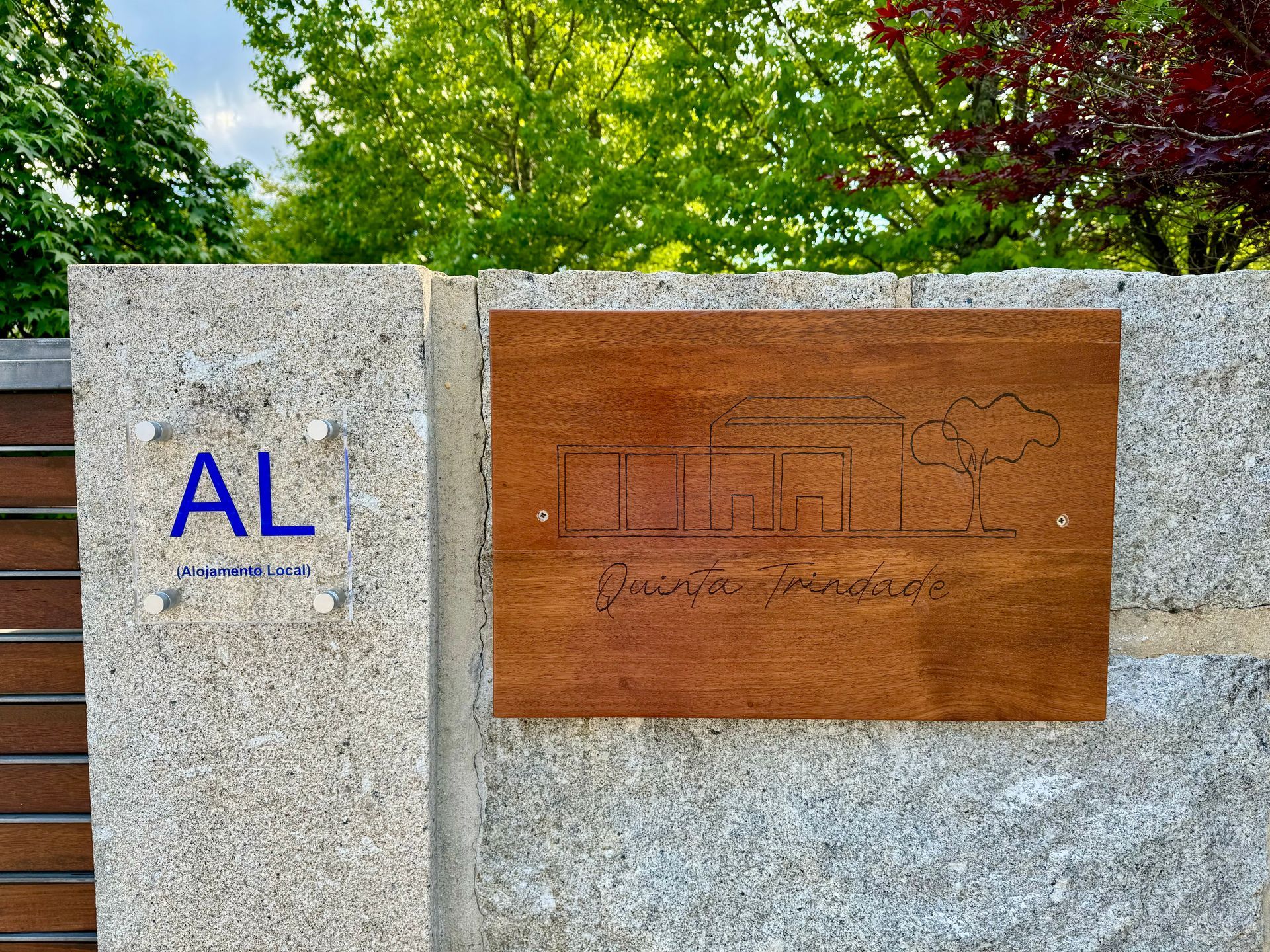 Alojamento Local and property plaque