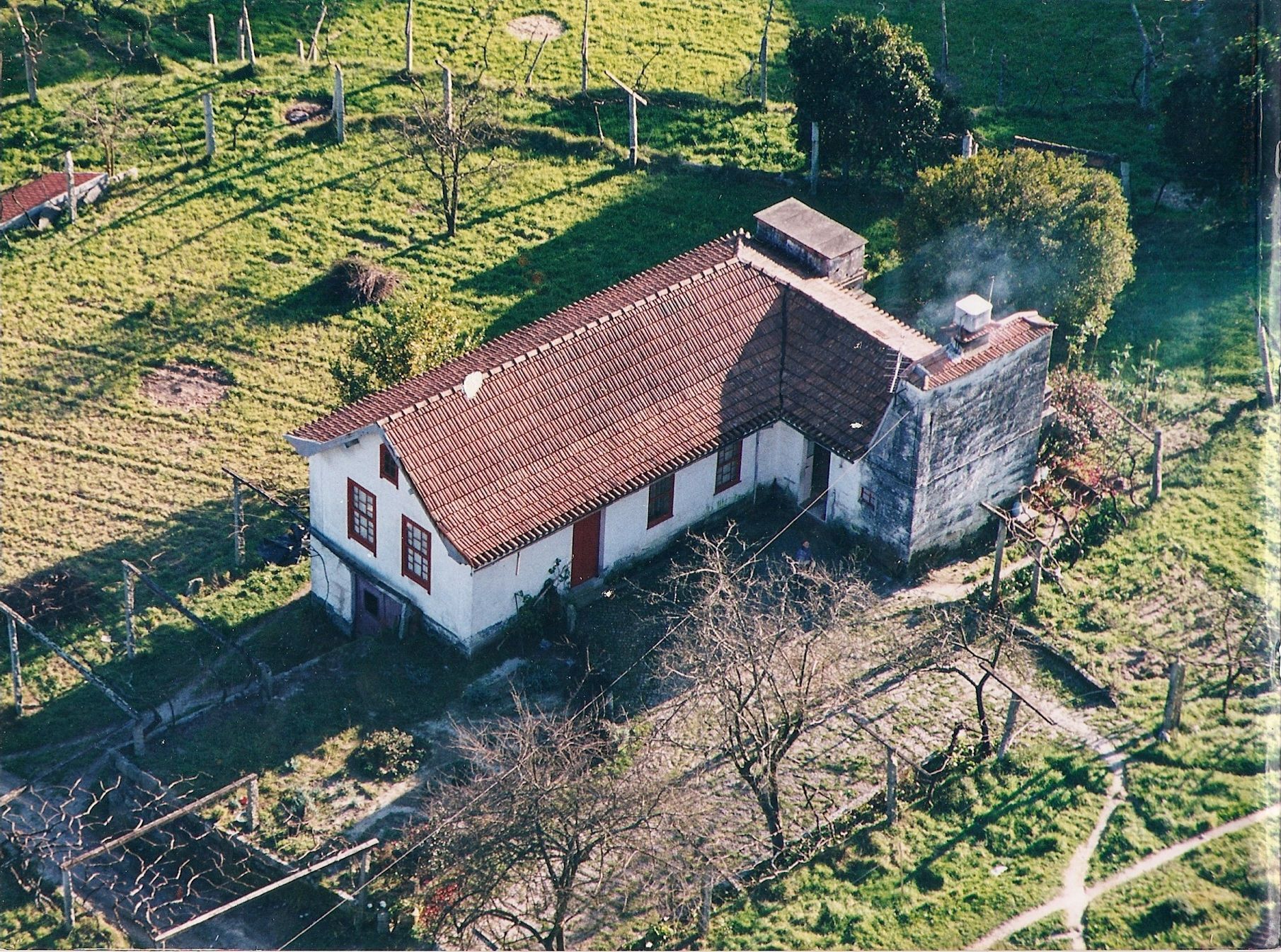 Uma vista aérea de uma casa com telhado de telha vermelha