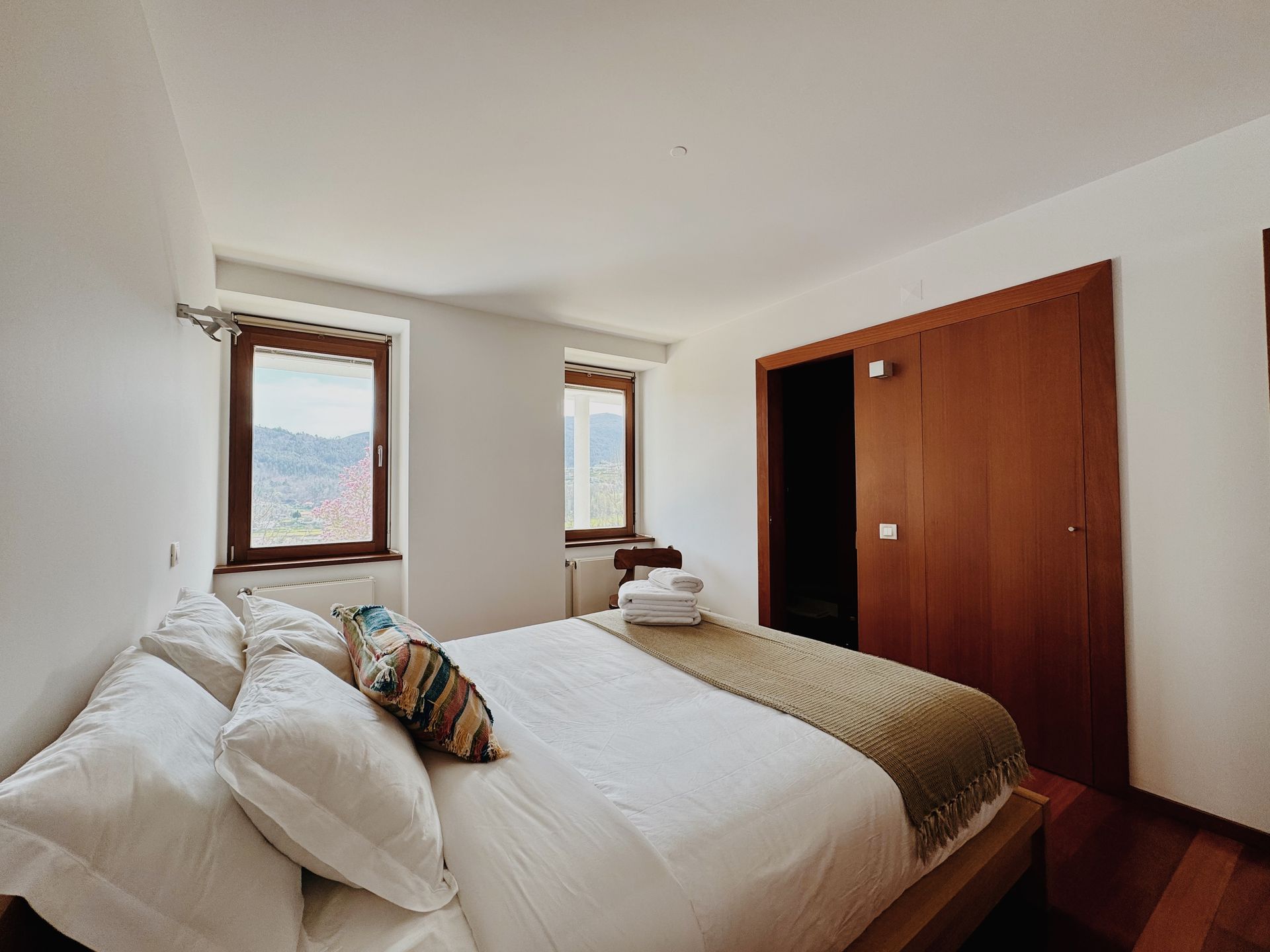 Há uma cama grande no meio do quarto.