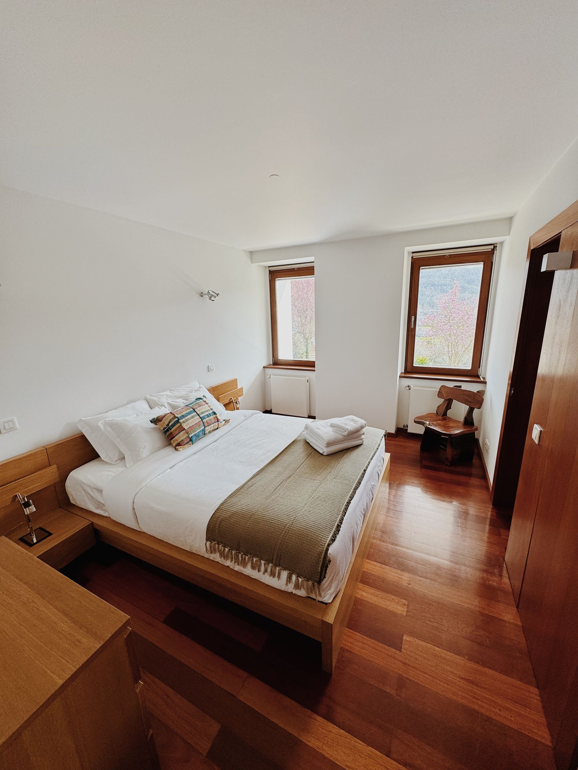 Um quarto com cama king size e janela.