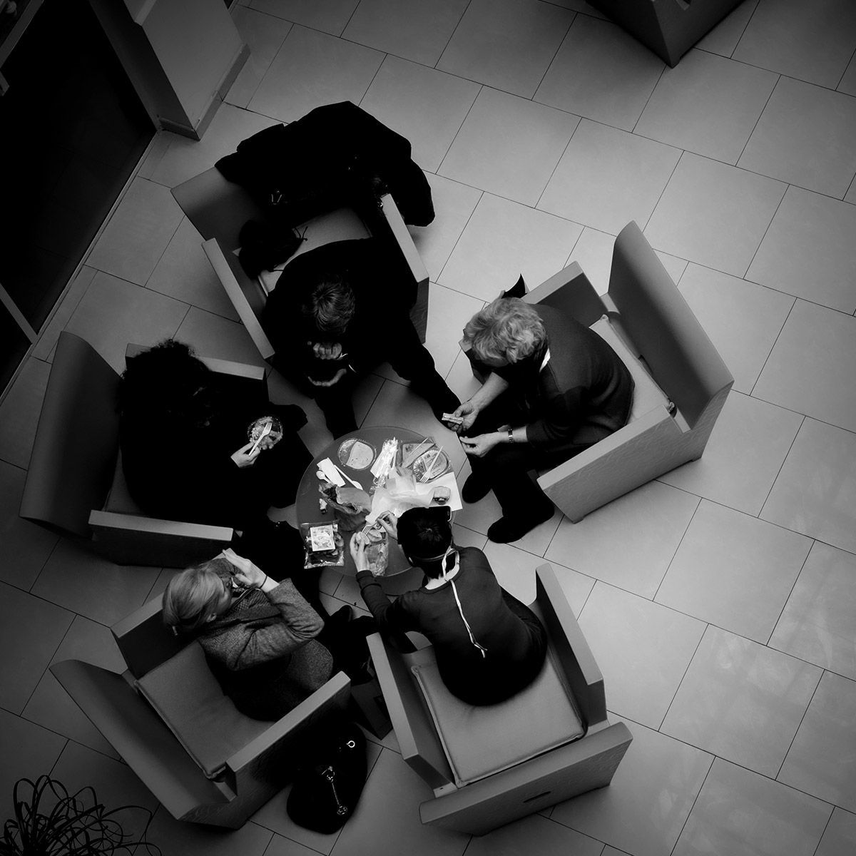 Un groupe de personnes assises autour d'une table dans un cadre moderne.