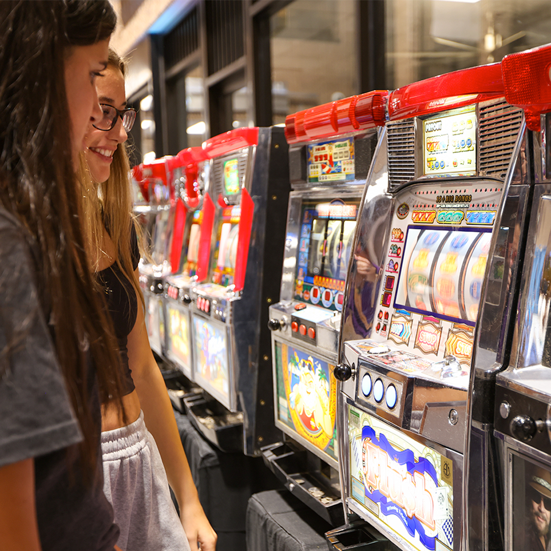 2 girls at a slot machine