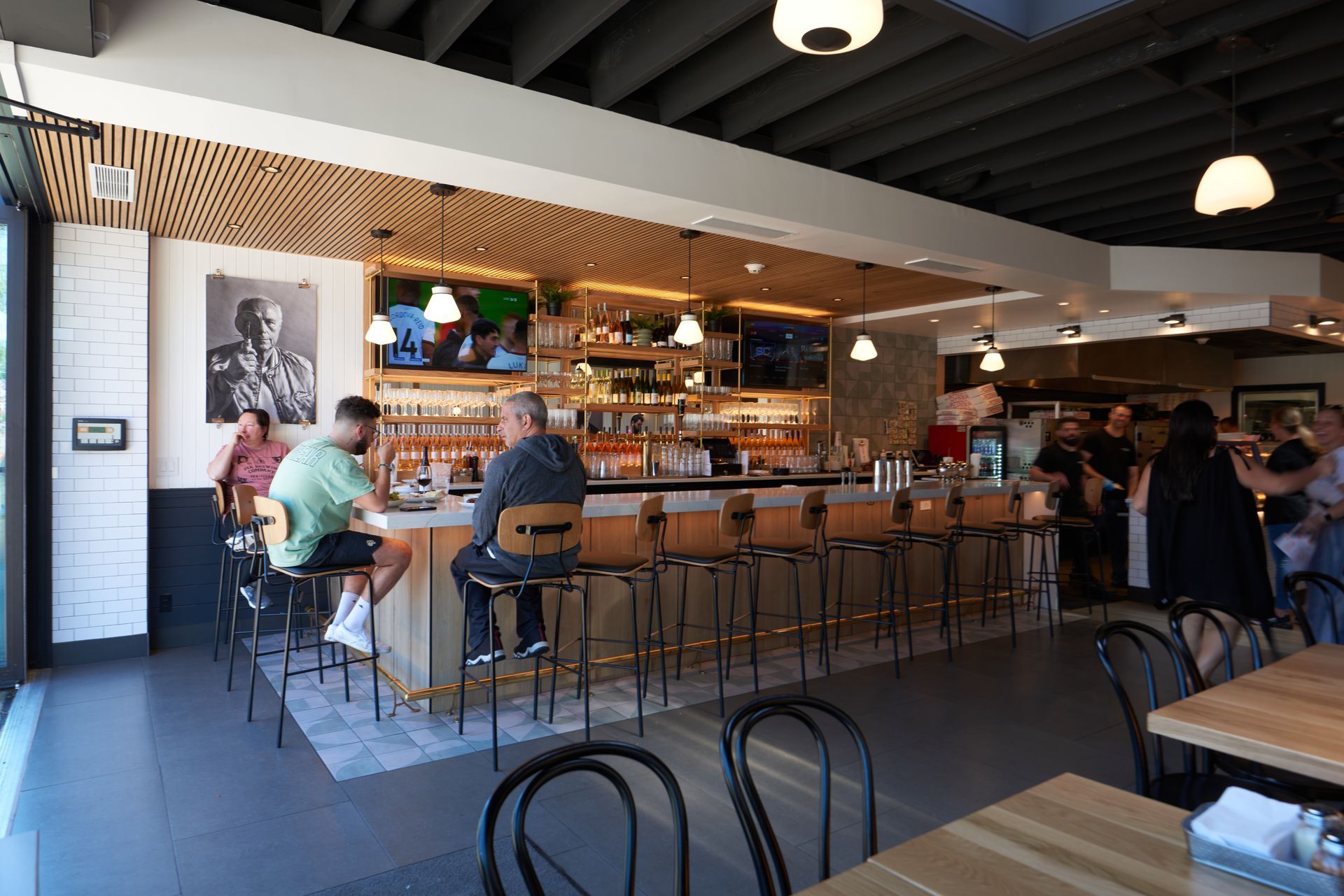 A group of people are sitting at tables in a restaurant.