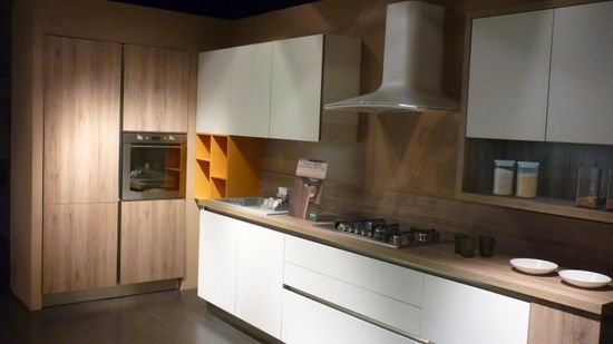 cucina in legno bianco e naturale