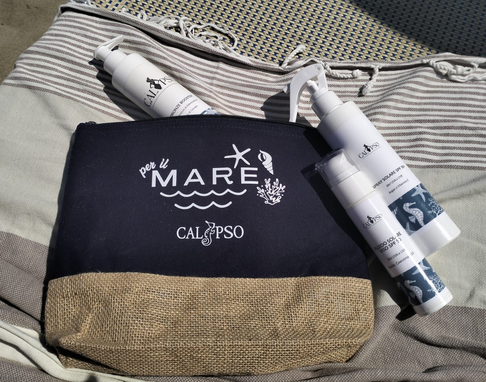 Una borsa blu con la parola mare sopra