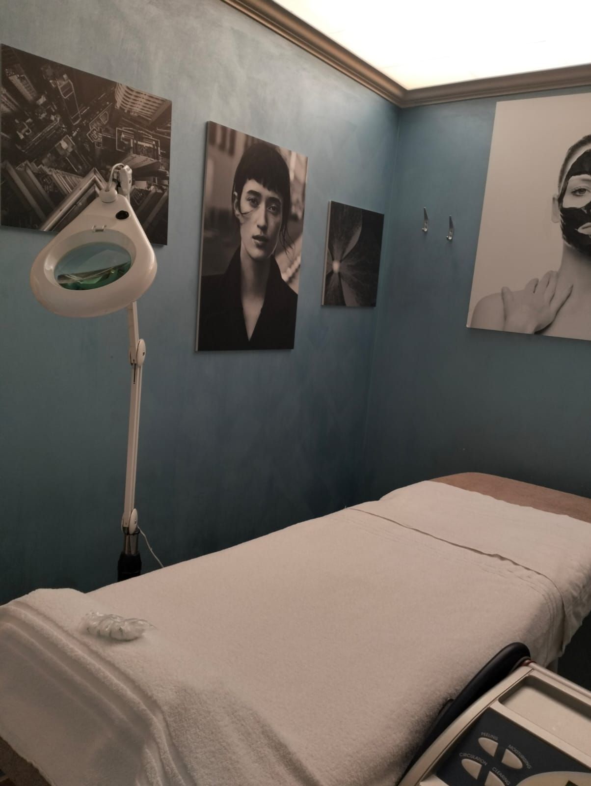 Una stanza con un letto e quadri sul muro