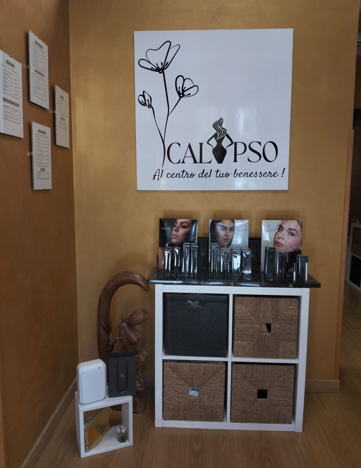 Una stanza con un cartello che dice calypso