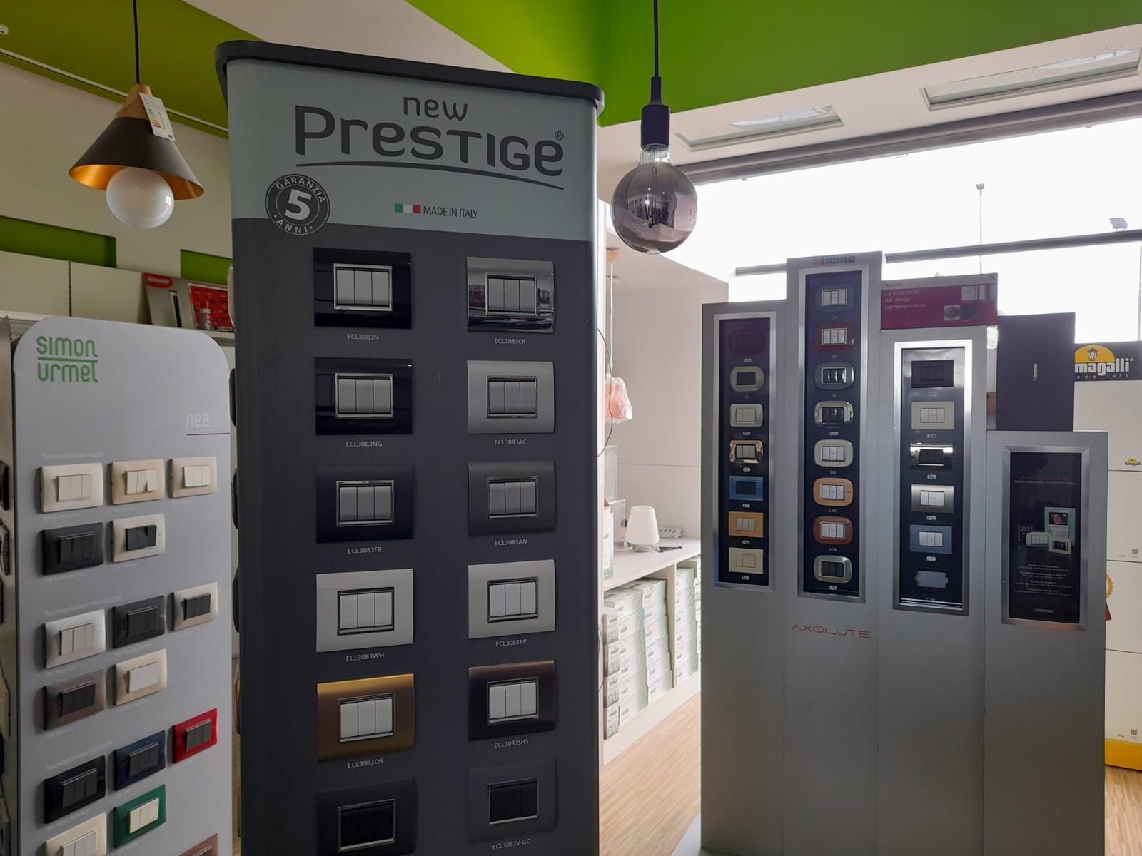 Un'esposizione di interruttori elettrici in un negozio con un cartello che dice prestigio