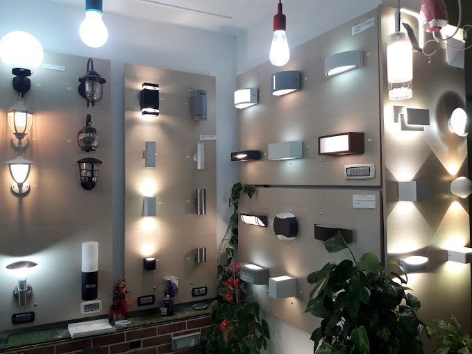 Un negozio pieno di luci e scaffali.