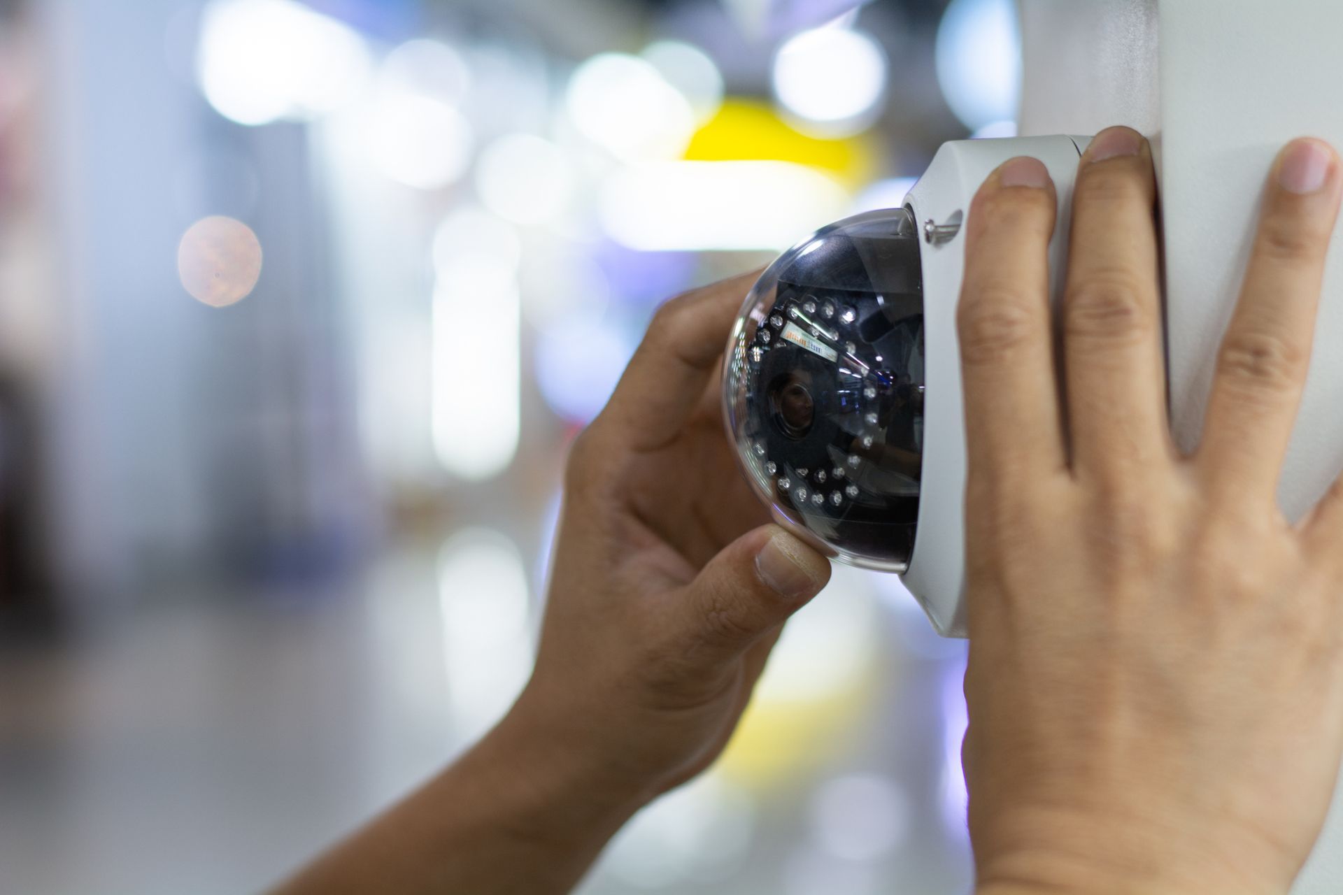 Un negozio pieno di luci e scaffali.