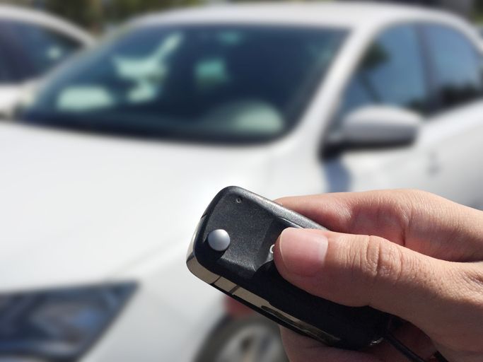 Un'antenna è posizionata in cima a un palo di legno contro un cielo azzurro.