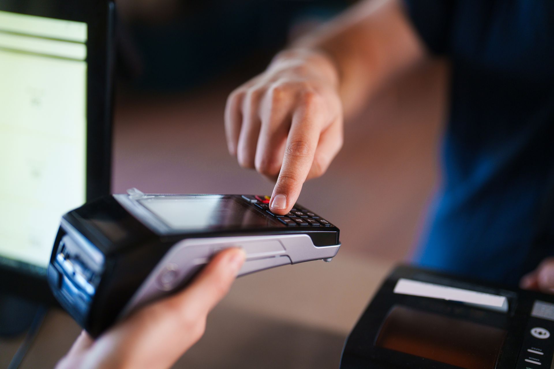 Una telecamera di sicurezza è appesa al soffitto di fronte a una casa.