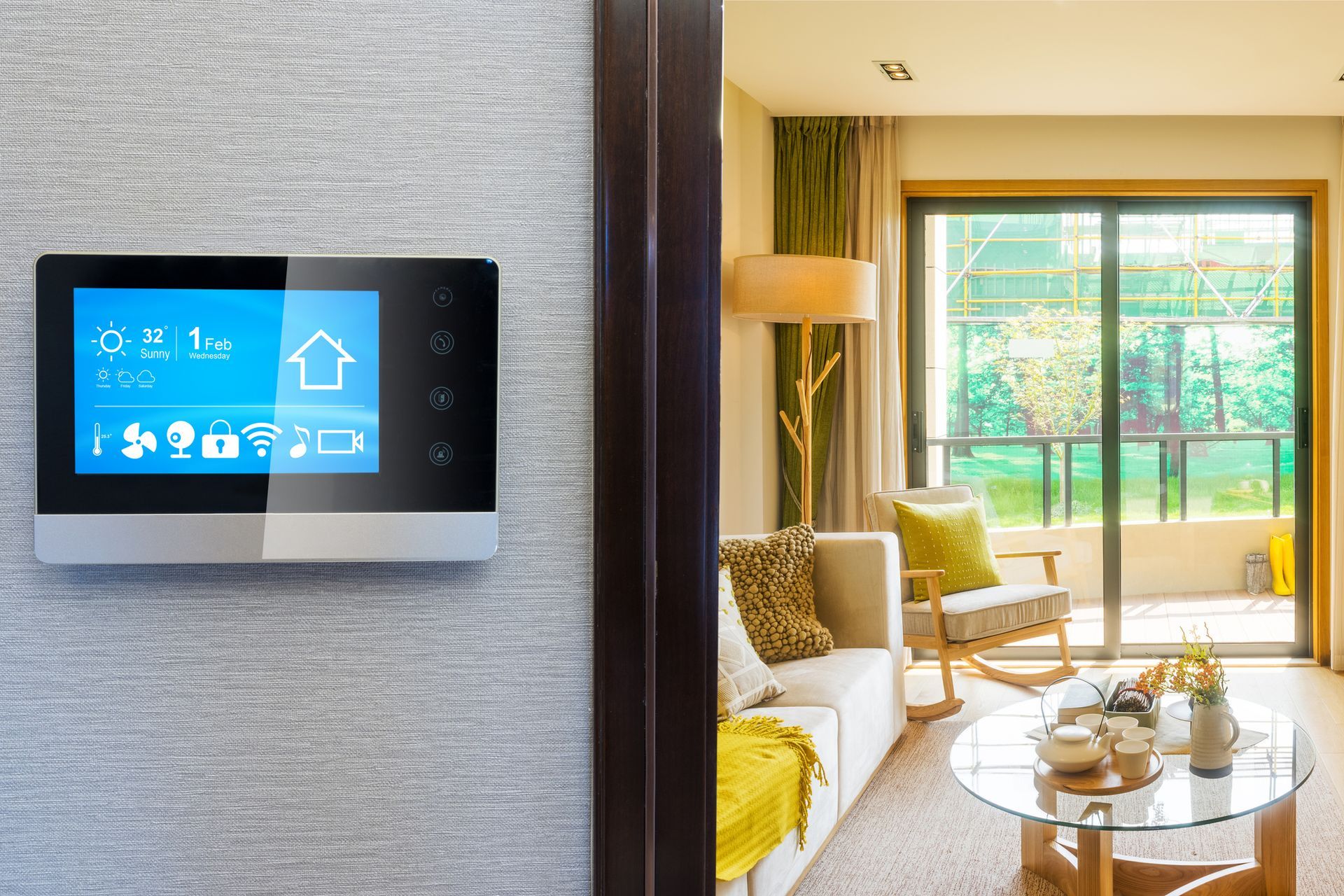 Un soggiorno con un termostato sul muro e una porta scorrevole in vetro.