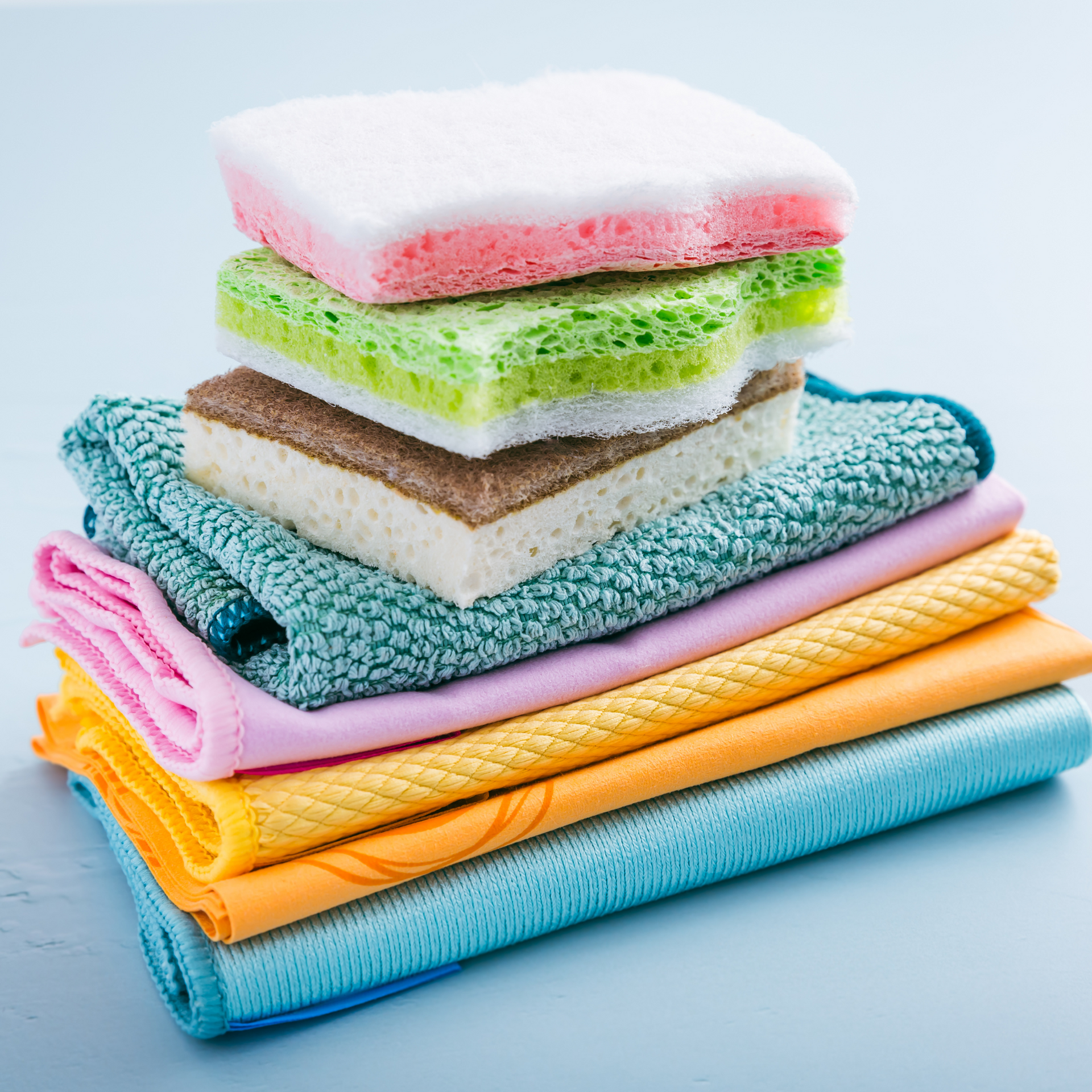 Esponjas e panos de limpeza coloridos.