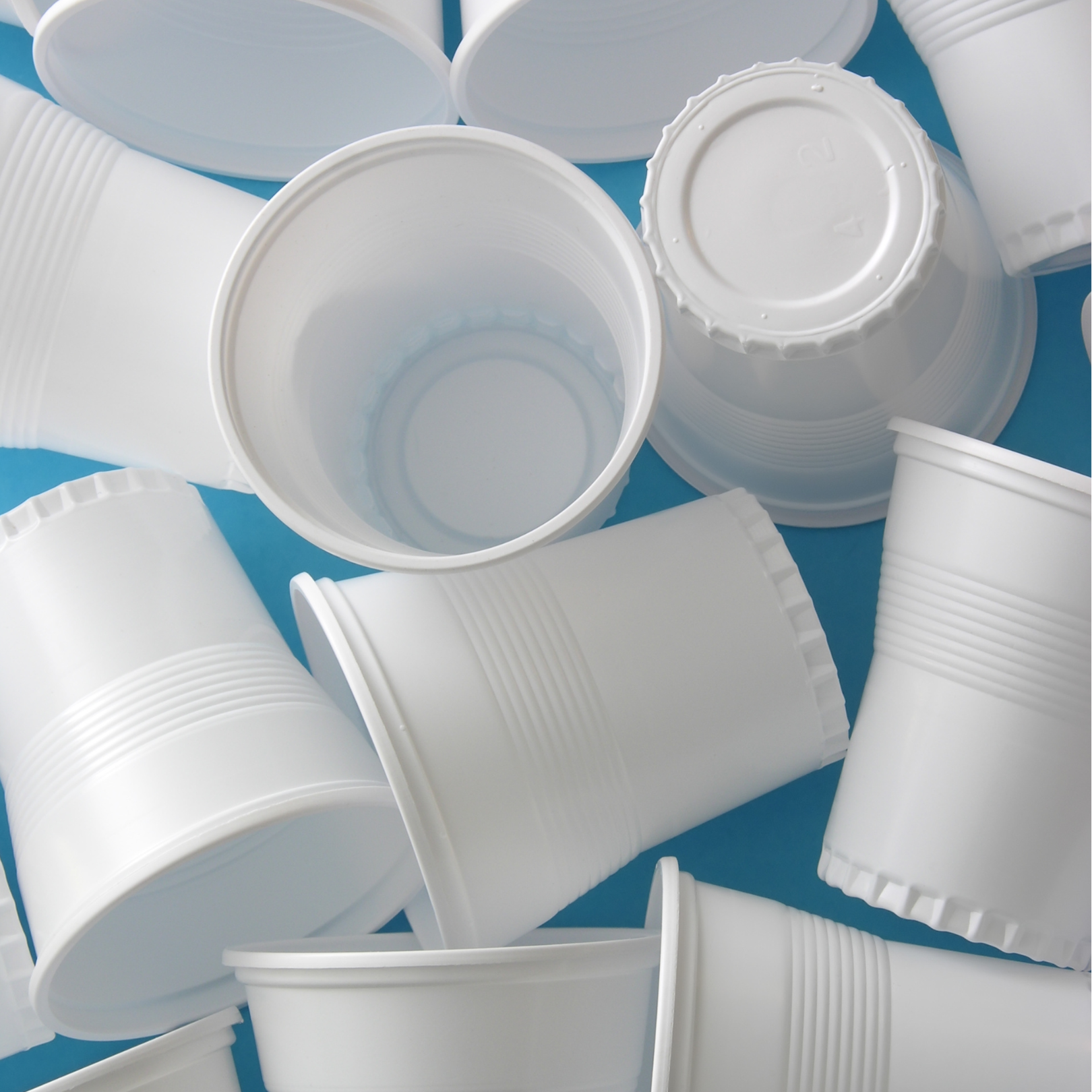 Copos plásticos descartáveis 