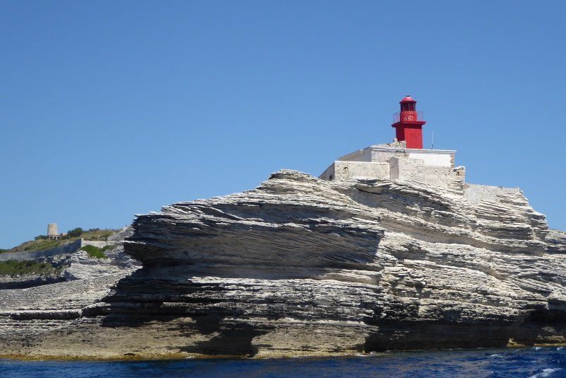 Faro su una scogliera