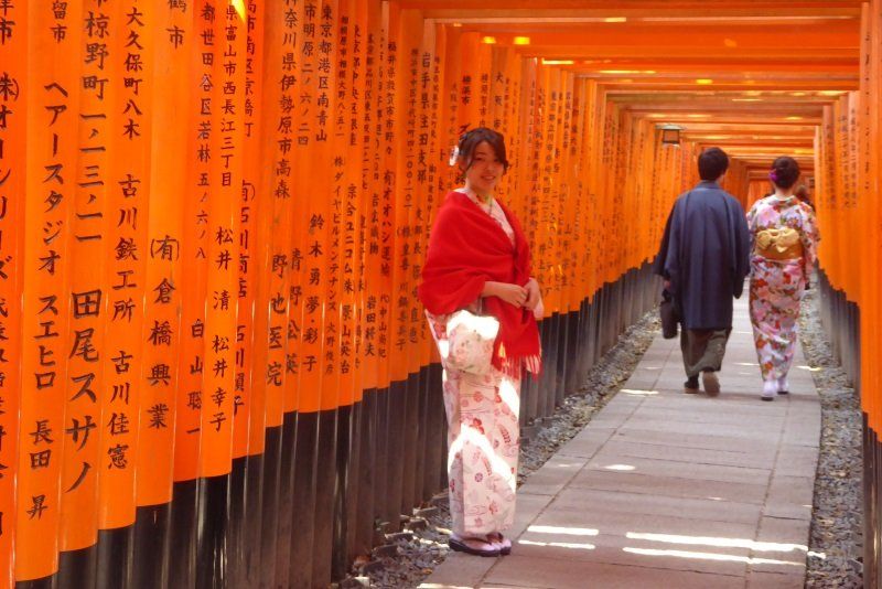 Una passante con vestito tradizionale in Giappone