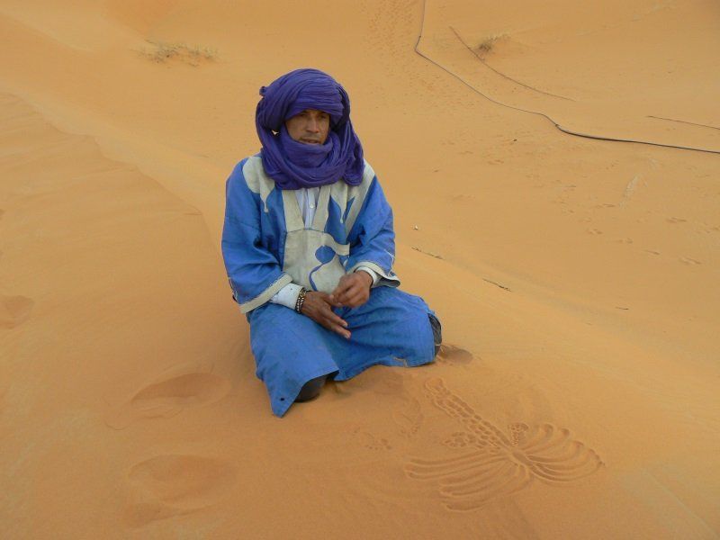 Un beduino nel deserto del Marocco