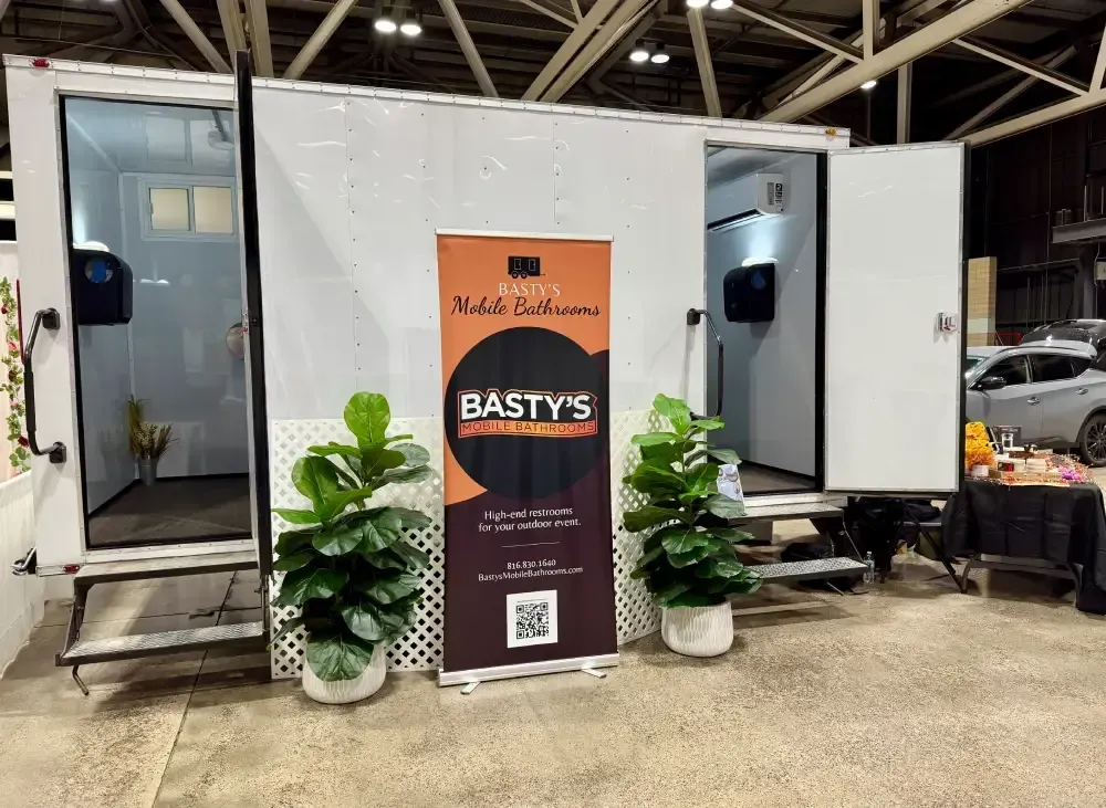 A bathroom interior featuring+a sign that reads Bistros indicating the location of the restroom