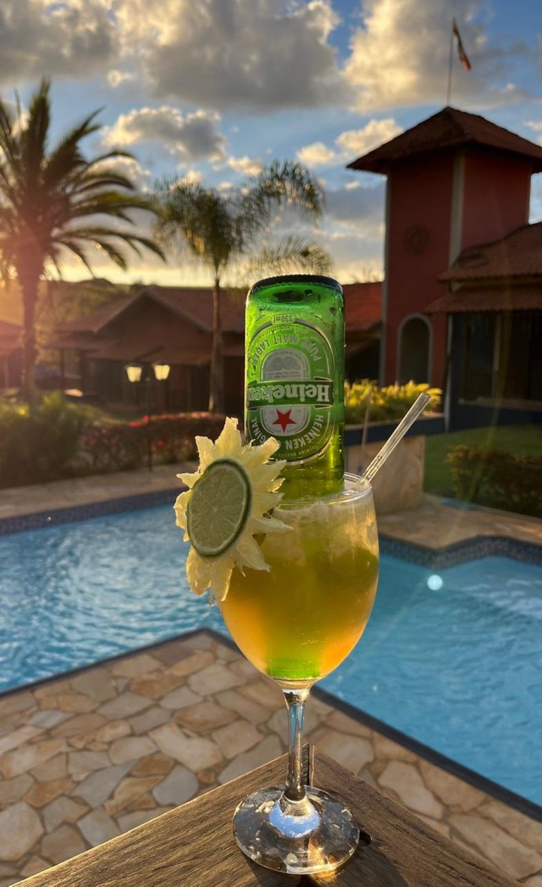 Coquetel com Heineken pode enfeitar, à beira da piscina, o pôr do sol.