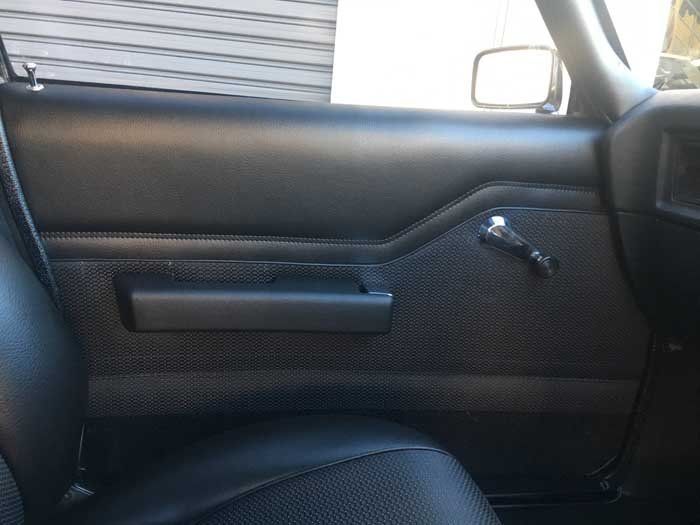 a door handle and handle to roll the window down