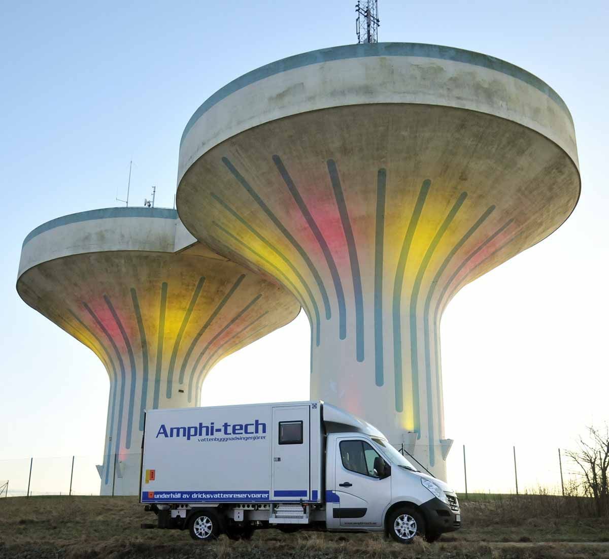 Amphi-tech servicebil framför vattentorn
