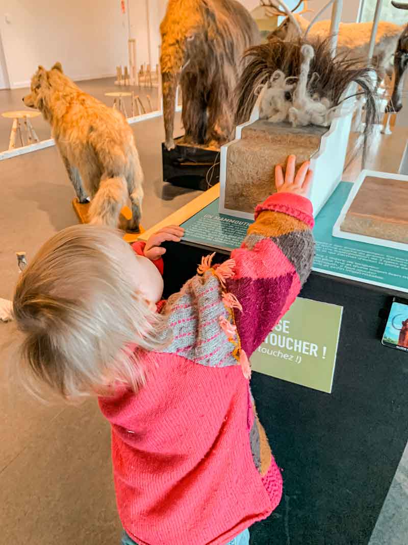 Enfant touchant un dispositif interactif spécialement conçu à cet effet.
