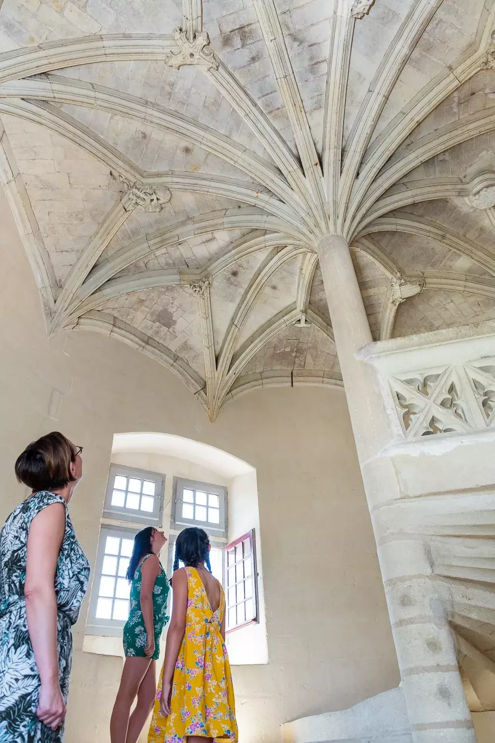 Des personnes regardent le plafond à l’intérieur du Château de Baugé.